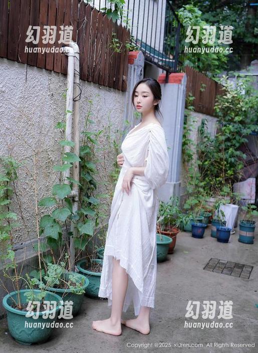 Xiuren秀人网 - 制服派对：星小兔Meetu开启另一种视角，只有最炫的图片与下载等着你！