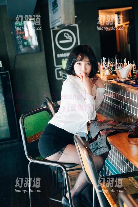 有种味道，藏在yeeun孙乐乐的这组写真里，搭配[Loozy]恋物咖啡馆的气息