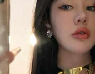 微密圈 – 如果不爱笑的赛琳学姐的写真集是一门功课，那我早就学成大师了！来分享这门独特的“美丽哲学”。