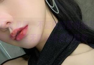 微密圈 – 日常见闻，不爱笑的赛琳的写真合集，完全是在无意间捕捉的精彩。