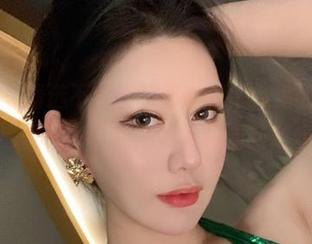 微密圈 – 精选不爱笑的赛琳图集，她的蓝色连体比基尼，俨然一则夏日清新广告。
