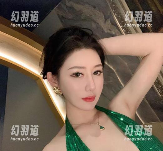 微密圈 - 精选不爱笑的赛琳图集，她的蓝色连体比基尼，俨然一则夏日清新广告。