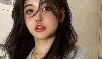 微密圈 – 这是于芷晴的自拍合集，观看的时候，不小心也会被她的俏皮感染。