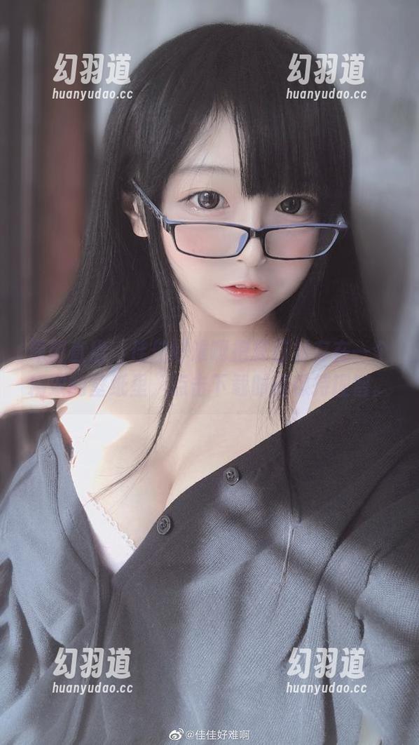 原图直出，佳佳好难啊把夏日封存在一个精致的壁纸里，点击下载时请保持理智。