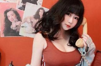 资源来了！依依超级懒在情人节4套中，小姿态大内涵，你瞧，她又来了！