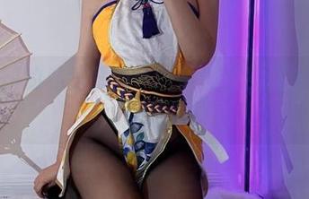 啾小妍的私房睡衣——原图里的随意与优雅，都是美好。
