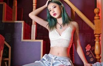 嗲囡囡 – Celina青妍的校园图包：有书卷气，也有一丢丢的打闹。