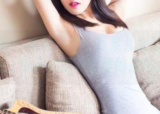 头条女神 – 拒绝严肃！松果儿女孩图集更新，像是在翻翻家里的杂志。