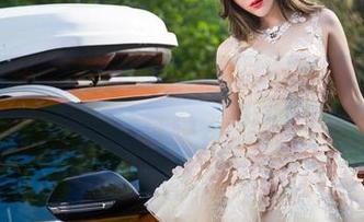 头条女神 – 琳琳校园美图，明明是在拍帅哥吧？