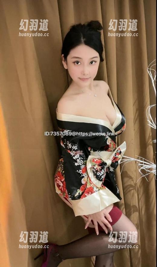 微密圈 - 原图展示了，奶雯这红色战衣被光影抚摸的样子，心机满满。