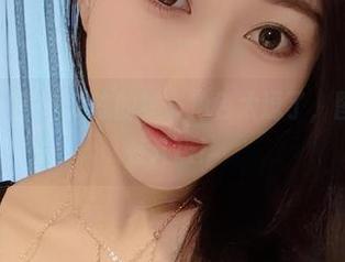 微密圈 – 小玉吃果冻的秘书角色太逗了，图片每天都在升级！