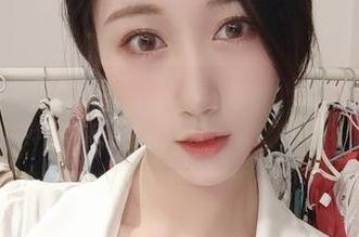 微密圈 – 小玉吃果冻和她那件复杂到无极限的礼服，这一组套图跟我昨天的衣橱对比，也是蛮气人的了，哈哈！