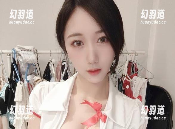 微密圈 - 小玉吃果冻和她那件复杂到无极限的礼服，这一组套图跟我昨天的衣橱对比，也是蛮气人的了，哈哈！
