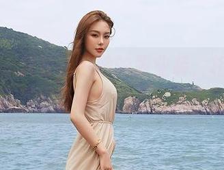 尤蜜荟 – 费若拉与她的职业装，相遇在写真和原图的定位上！疯了？