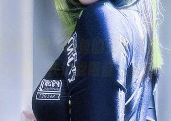 `这也太美了吧！屿鱼的女神写真，画面感十足，快让我眼前一亮！`