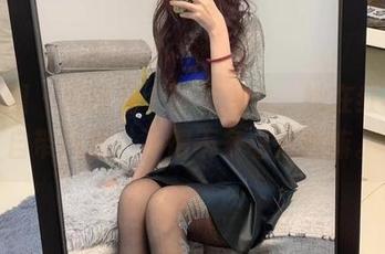 微密圈 – 图中有个提袜少女，她在红裙里自带风骚，不得不多看几眼嘛。