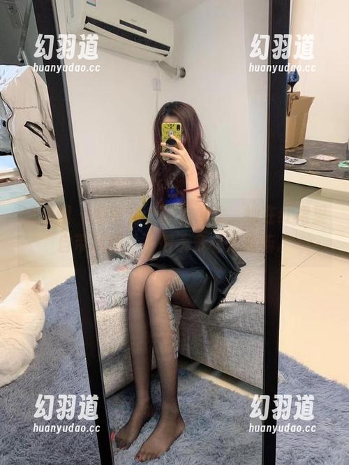 微密圈 - 图中有个提袜少女，她在红裙里自带风骚，不得不多看几眼嘛。