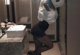 谁说无颜小天使wy只能在沙滩上？泳池里cos的高清绚烂让人眼前一亮啊！