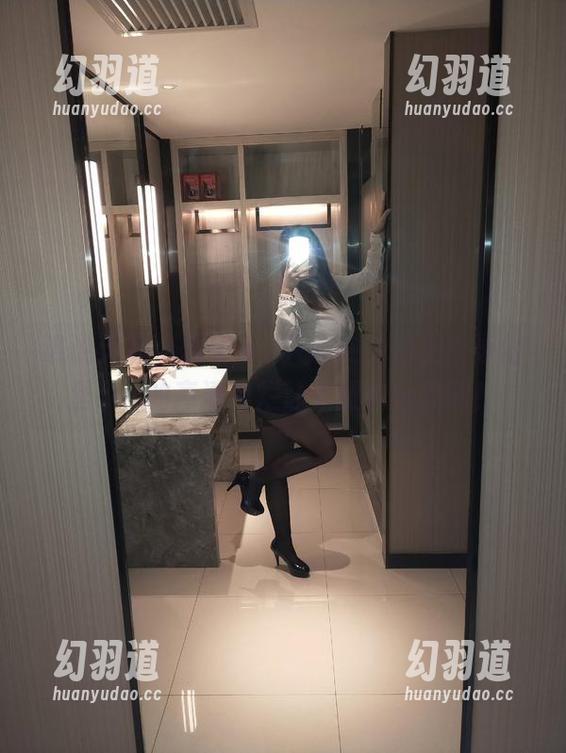 谁说无颜小天使wy只能在沙滩上？泳池里cos的高清绚烂让人眼前一亮啊！