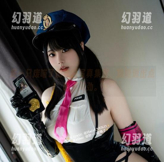 是一只废喵了的纯白写真集里，隐隐透出点啥不对劲。