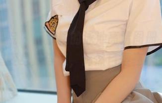 模范学院 – 何嘉颖的泳池高清图册，真心有点想变身成浮沫，浑然自得在水草间。