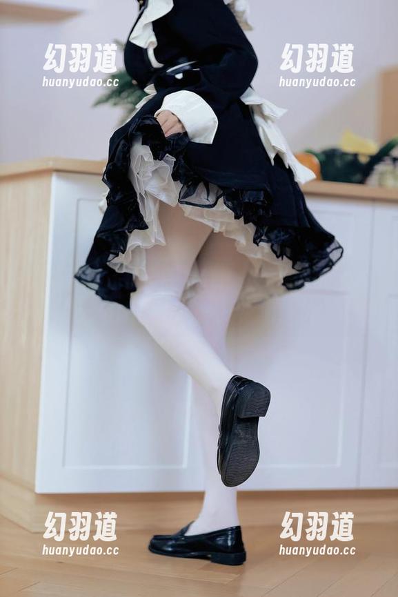 制服？不，其实是在线恰饭，洛桑w伊梓的作品好想一探究竟！