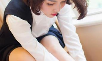 爱蜜社 – 精选游泳姿势，蕾蕾醒了没的泳衣原图，回头率99%——可惜我一直在看泳池边的小狗。