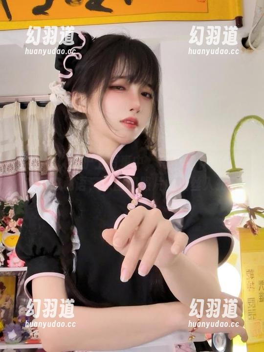 狐玖玖 在狐玖玖的护士写真中,每个细节都似乎在窃窃私语,原图和照片间丝丝入扣。