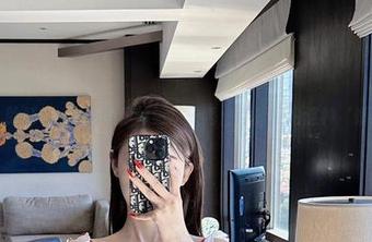 微密圈 – 脸红Dearie带你体验袜子秀：你能拒绝这种‘娇柔’吗？