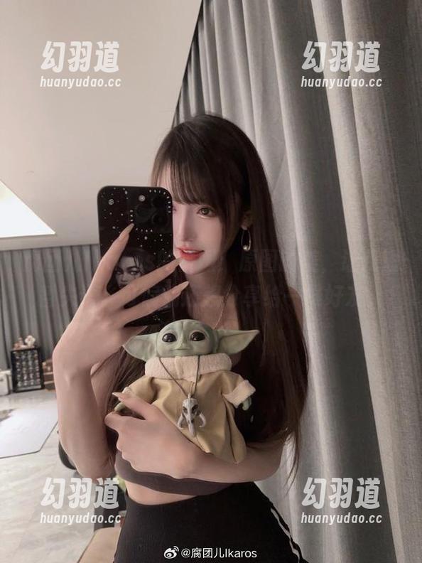 腐团儿Ikaros的蕾姆：原图的美，让我短暂失语。可偏偏还想分享给一堆好友。