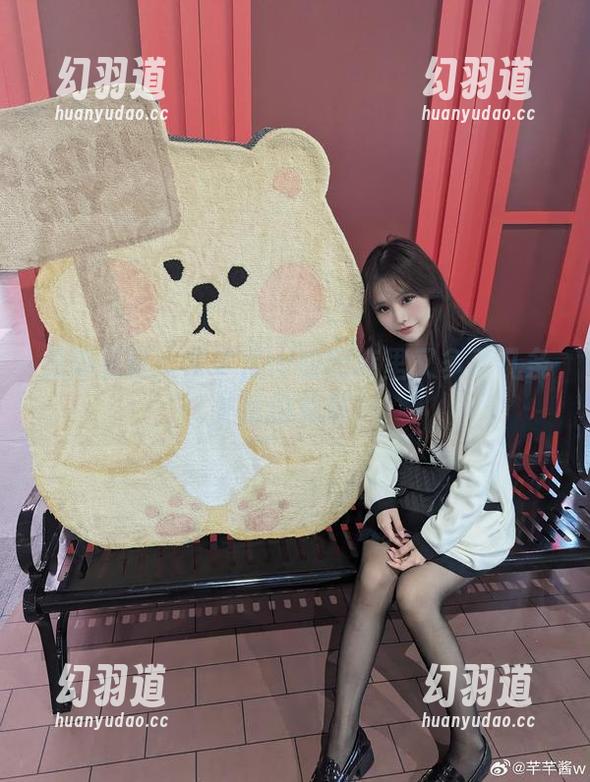 最新资讯：芊芊酱w的图库里又多了几条美丽的礼服！