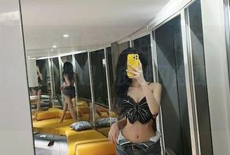 微密圈 – 这次更新的图包，葛征的表现堪称教科书里的耀眼，皮肤闪得我都想小声论鉴。