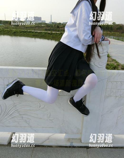 足尖与JK白丝的交汇点，西尔酱私房写真带来一场清新视野。