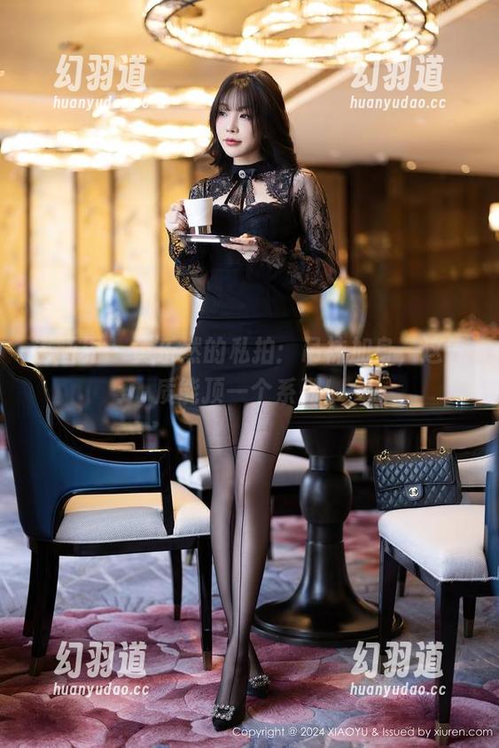 语画界 - 黄乐然的私拍：吊袜加身，这气质能顶一个系列！