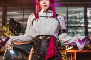 美图看得实在太投入了，阿九从不咕咕(九言)的舞娘cos像是从画里走出来的俏丽精灵。