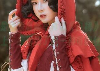 阿包也是兔娘最新写真集《白裙》，在她身上，我看到了另一种可能性…
