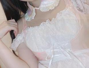 私拍到一半，霜月shimo的内衣挺特别的，难道内衣也有个性？美图不解释。