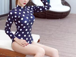青豆客 – 李玉洁Daisy的短裙写真——我想买一块墙把这壁纸挂上，太难选了！
