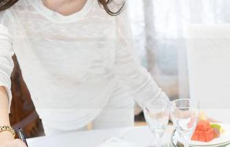 魅妍社 – 在线觅女仆，陈雅漫VICKY让所有人都想去扮演那位被宠爱的角色。