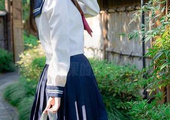 无圣光！魔物喵nigisa的礼服像是吃了太多糖果的梦想。