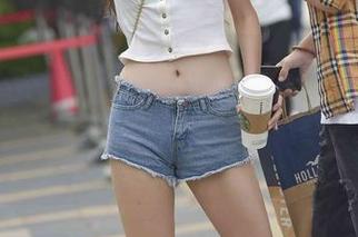魔镜街拍 – 战斗在职场中的婷婷，黑丝写真让人在工作与美丽之间游走，原图收藏不停！