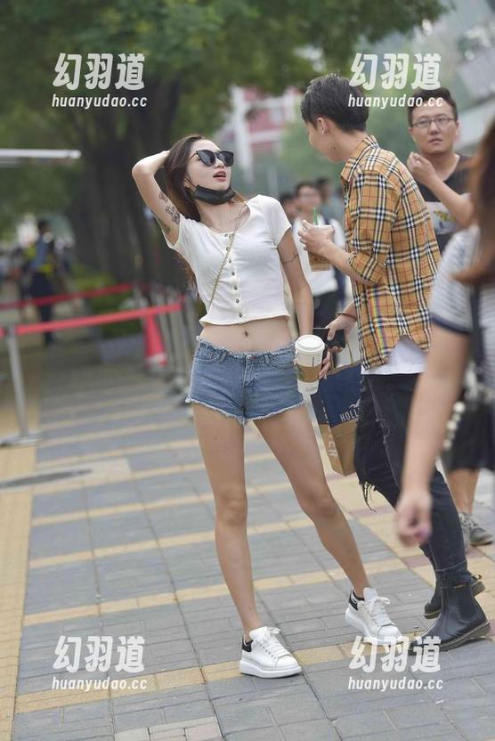 魔镜街拍 - 战斗在职场中的婷婷，黑丝写真让人在工作与美丽之间游走，原图收藏不停！