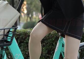 恶搞附赠：黑裙小姐姐的魔镜街拍，看她的自信和那条裙子，这原图超值得一瞧！