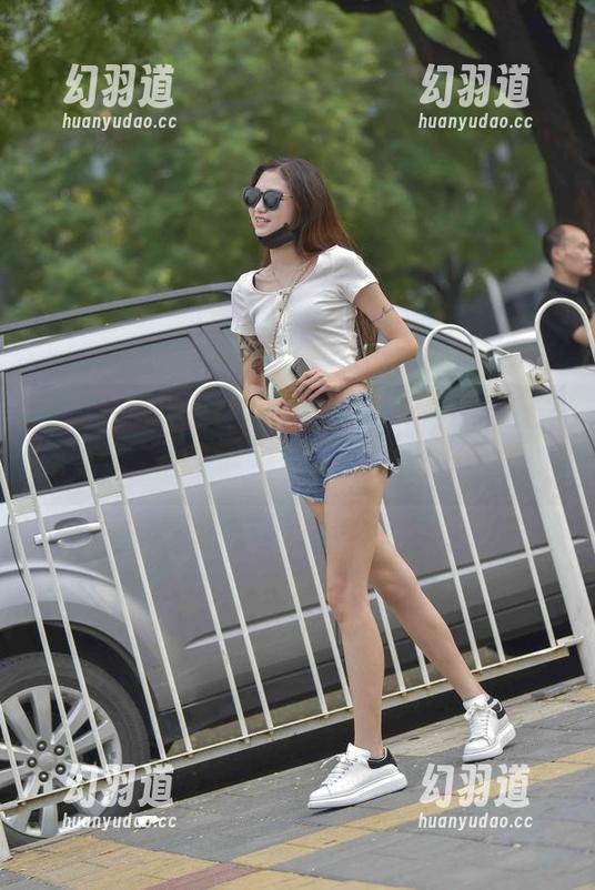魔镜街拍 无与伦比“魔镜街拍”在线汇报,长腿皮裙美女,你的眼睛准备好高亮模式了吗?