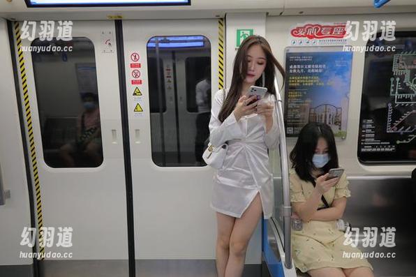 魔镜街拍：紧身牛仔热裤的图集，谁不想多看几眼呢？